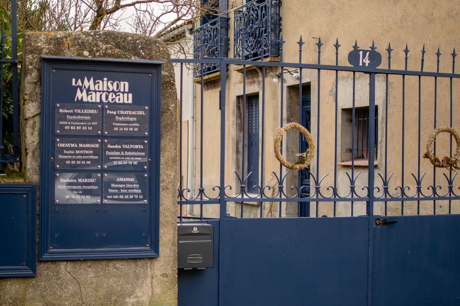 Façade de l’institut, plaque « La Maison Marceau » et porte bleue au numéro 14, rue Marceau Perrutel